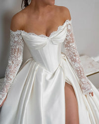 Abito da sposa a linea A con spalle scoperte 2025 in raso e pizzo, maniche lunghe, con spacco Ms2504231
