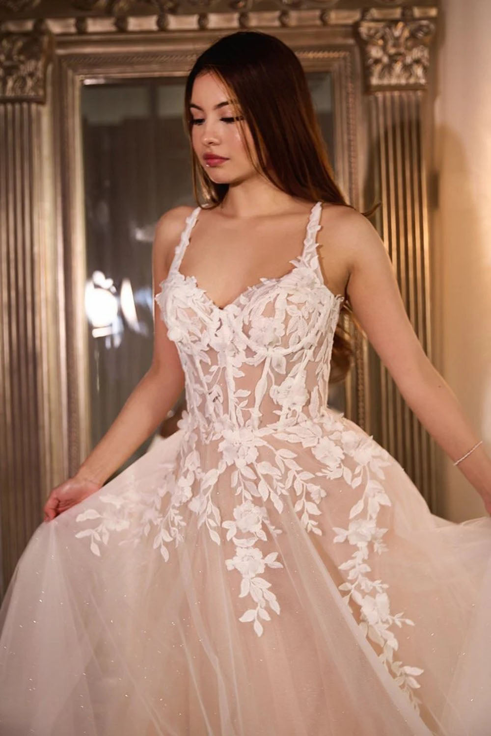 Abito da sposa a linea A 2024 con applicazioni in pizzo, abito da sposa avorio con corsetto e spalline sottili