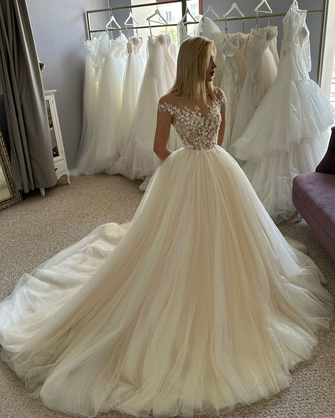 Vestidos de Noiva com Aplicações em Tule Ilusão e Mangas Curtas, Vestido de Noiva Princesa com Botões nas Costas, Vestidos de Casamento Femininos Bufantes