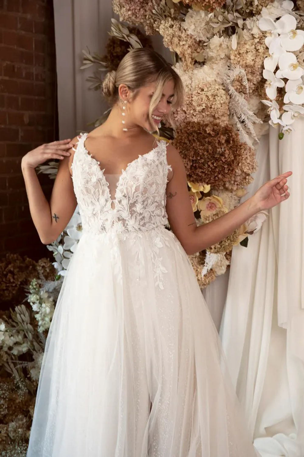 Vestidos de Noiva de Luxo com Brilho, Decote em V, Fenda Lateral, Sem Mangas, Costas Abertas