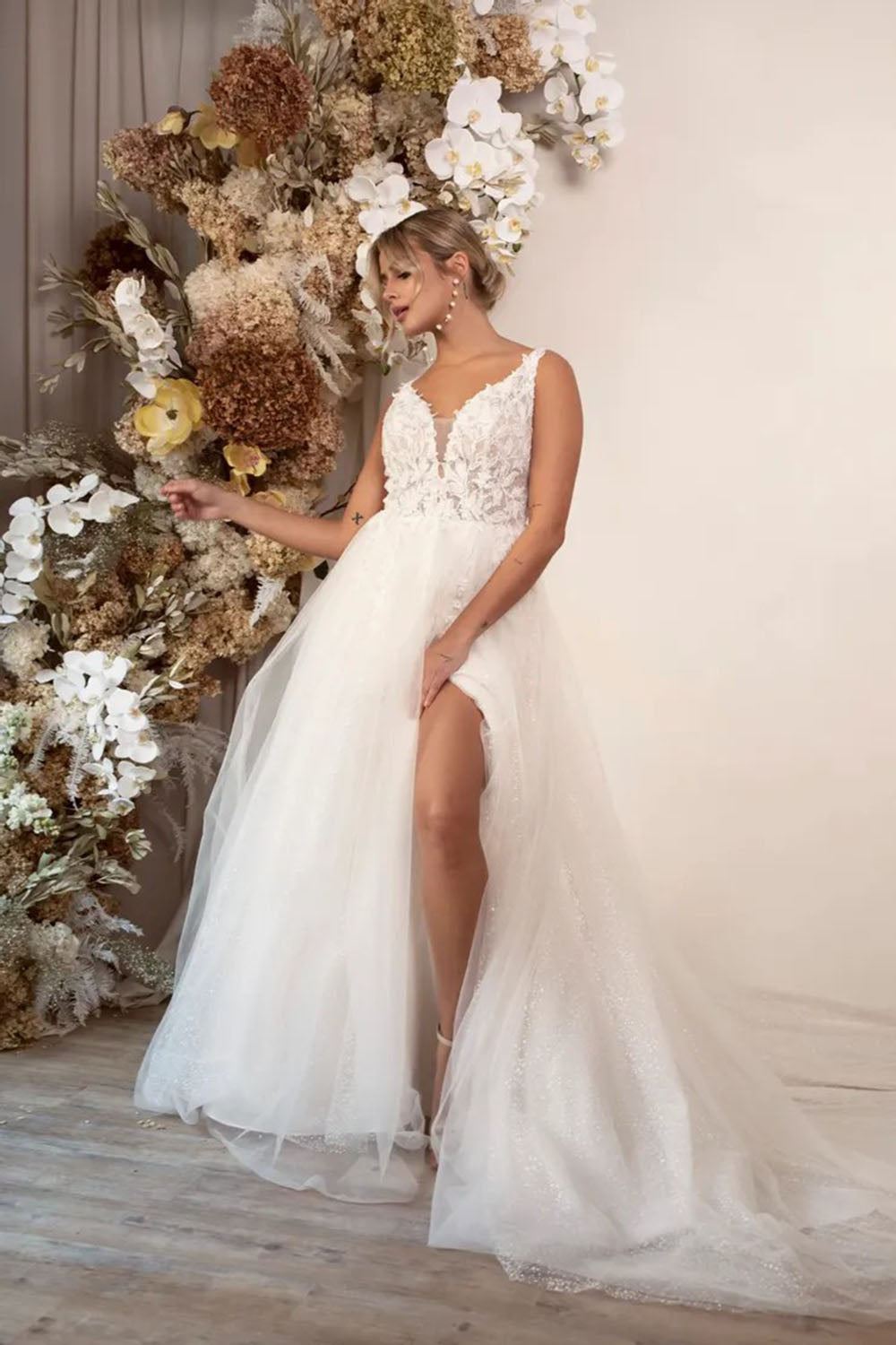 Vestidos de Noiva de Luxo com Brilho, Decote em V, Fenda Lateral, Sem Mangas, Costas Abertas
