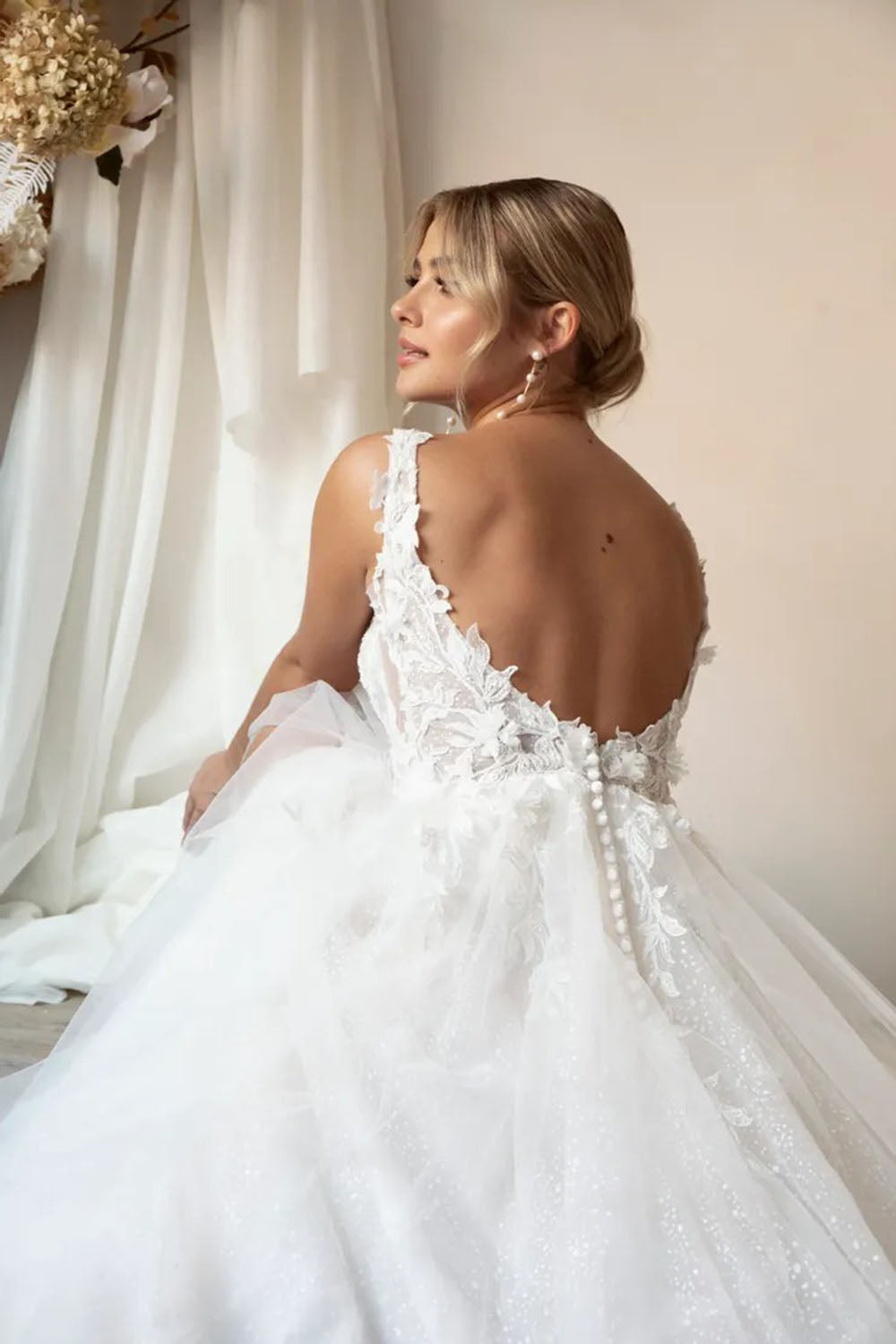 Vestidos de Noiva de Luxo com Brilho, Decote em V, Fenda Lateral, Sem Mangas, Costas Abertas