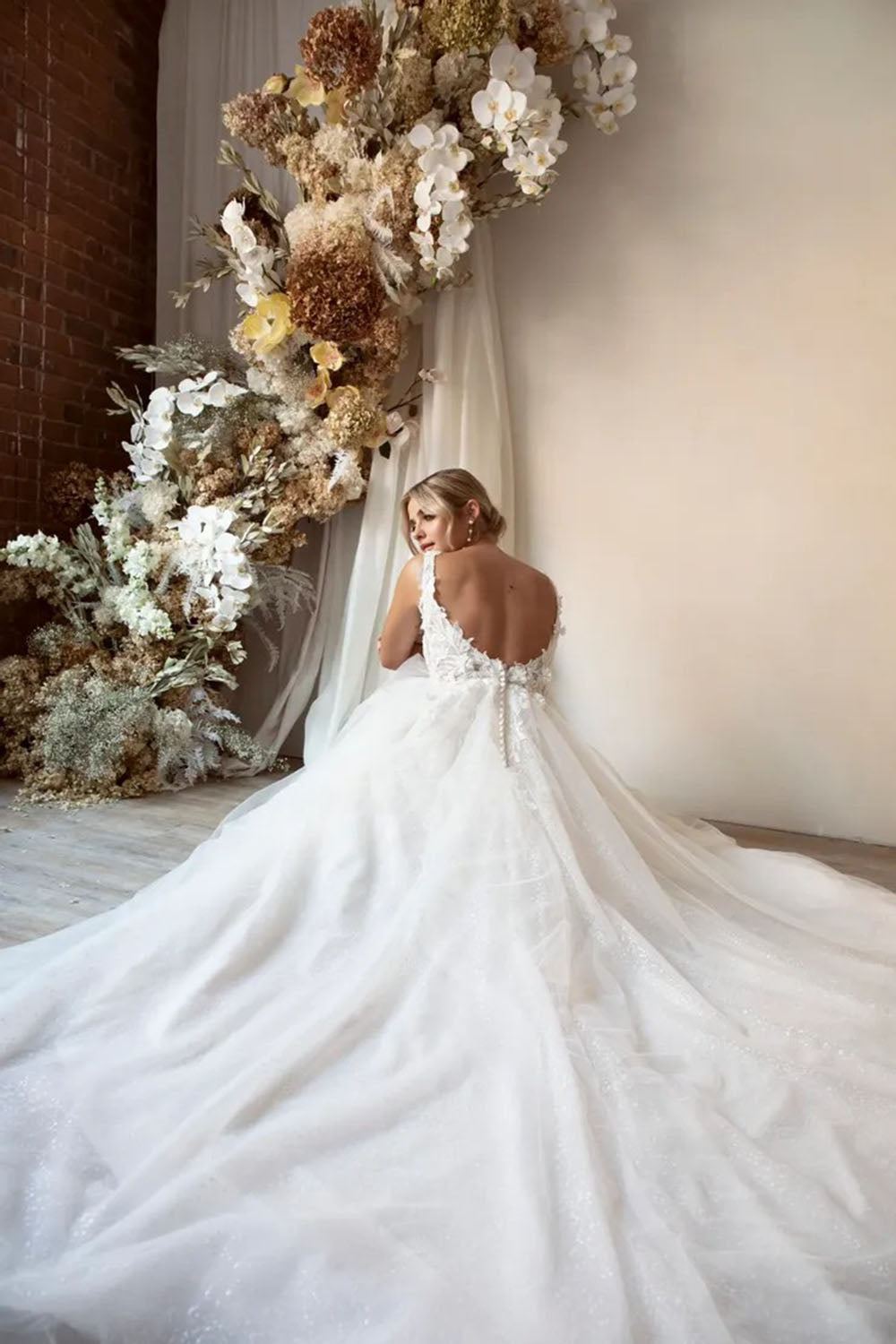 Vestidos de Noiva de Luxo com Brilho, Decote em V, Fenda Lateral, Sem Mangas, Costas Abertas