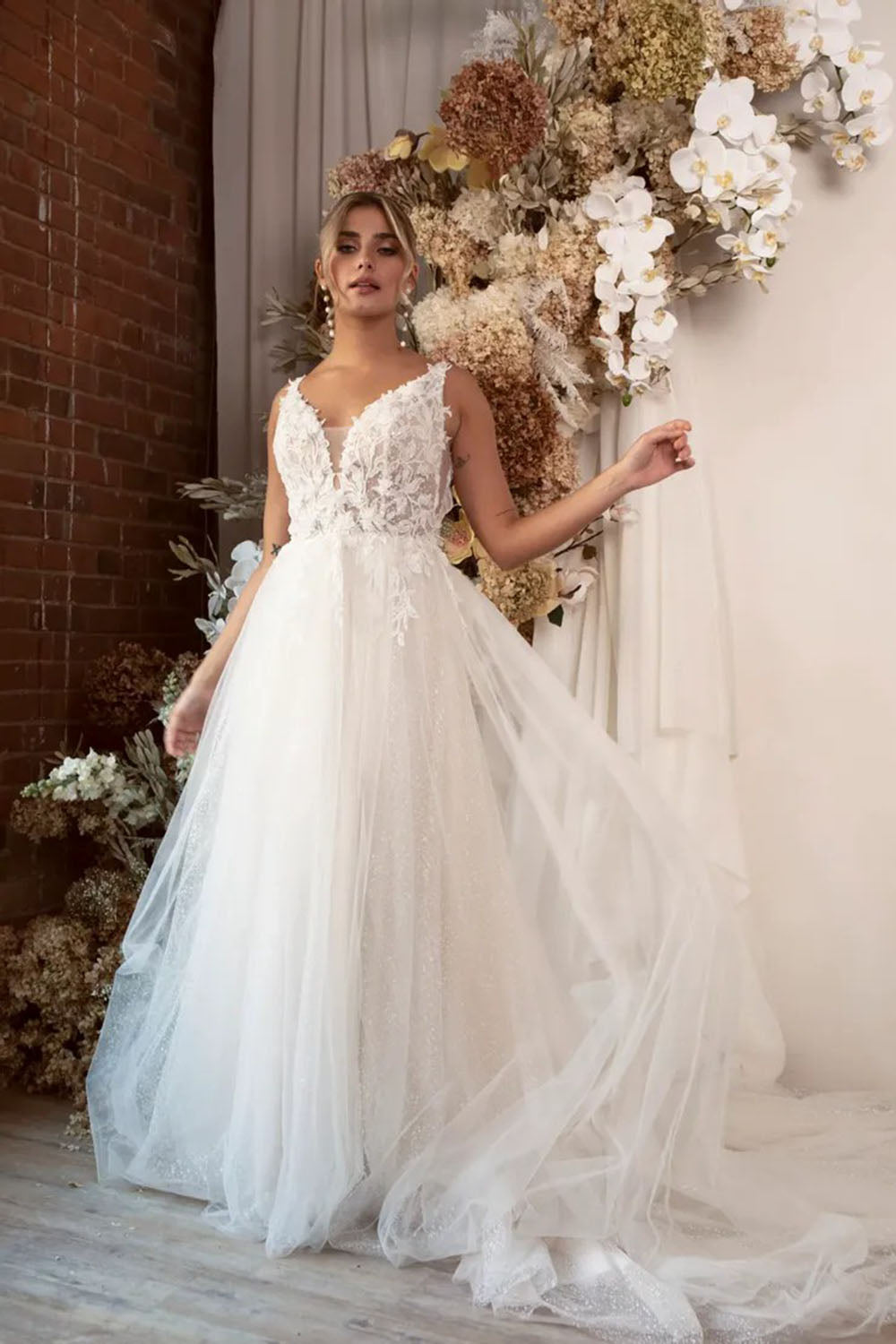 Vestidos de Noiva de Luxo com Brilho, Decote em V, Fenda Lateral, Sem Mangas, Costas Abertas