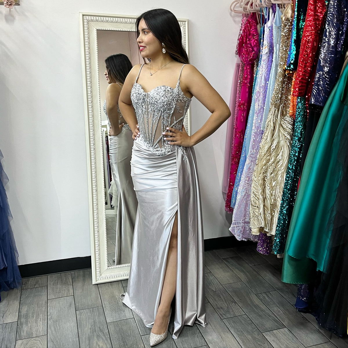 Vestido de Baile Formal de Cetim com Fenda Alta, Corpete de Renda e Cauda de Sereia