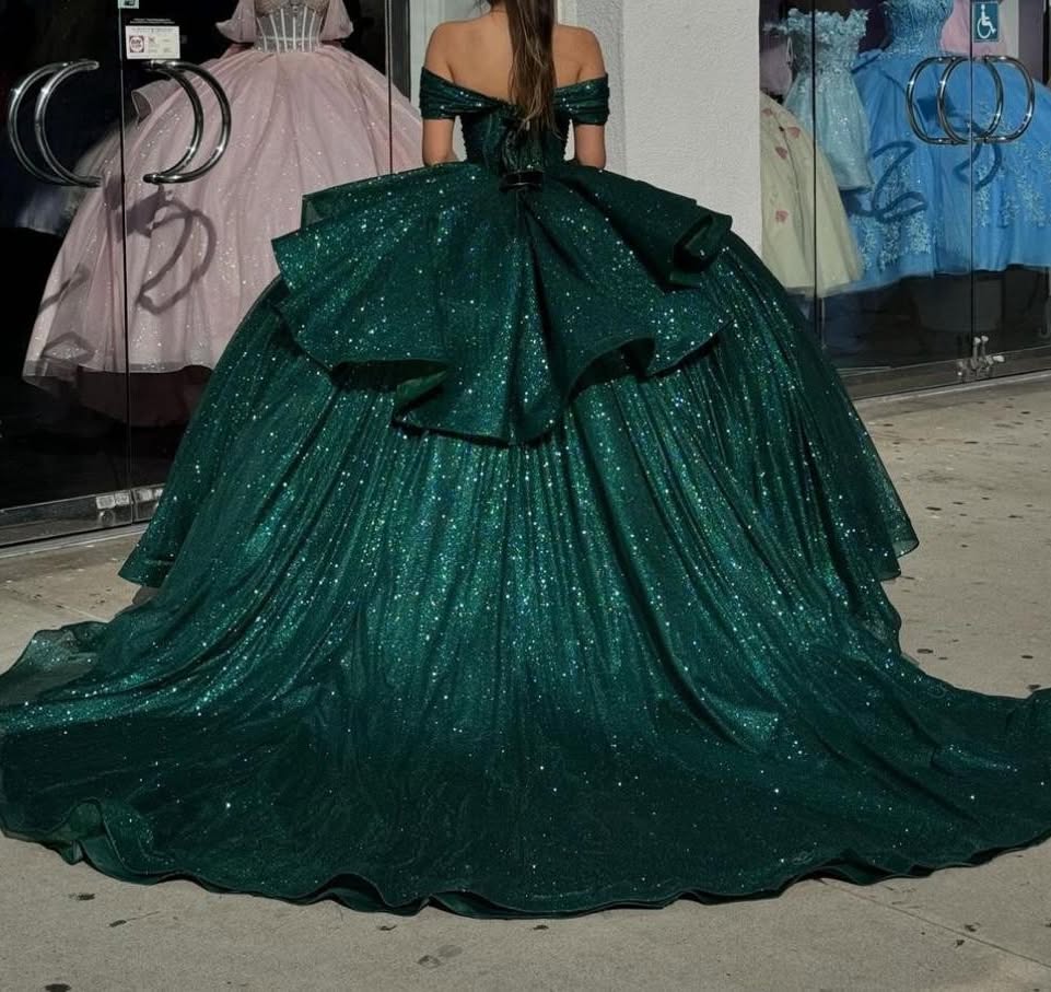 Robes de Quinceanera à bretelles spaghetti avec dentelle papillon et perles Robes de bal en tulle scintillant Robes Sweet 16