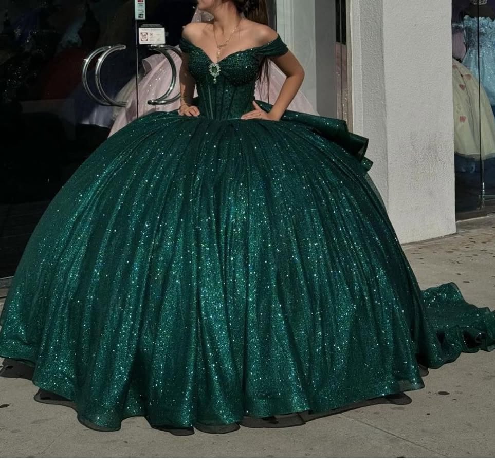 Robes de Quinceanera à bretelles spaghetti avec dentelle papillon et perles Robes de bal en tulle scintillant Robes Sweet 16