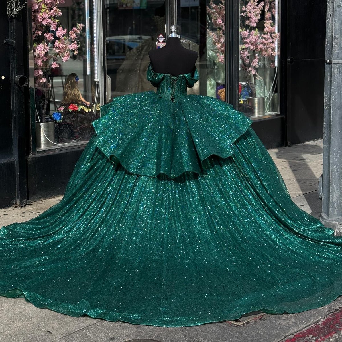 Robes de Quinceanera à bretelles spaghetti avec dentelle papillon et perles Robes de bal en tulle scintillant Robes Sweet 16