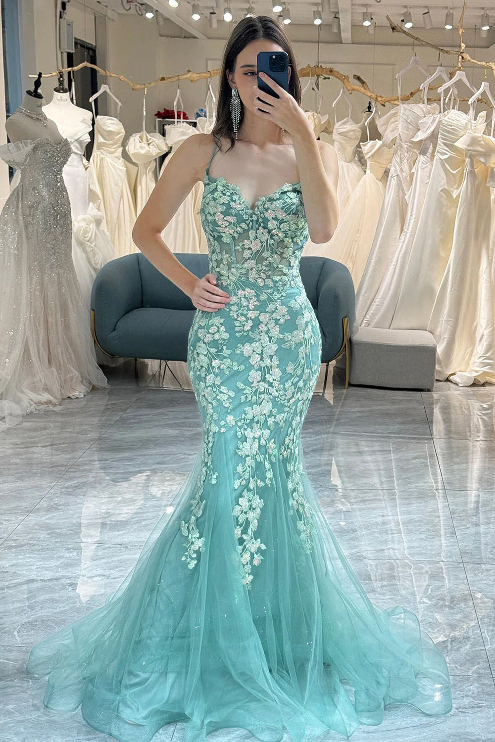 Robe de soirée longue en tulle à bretelles spaghetti et décolleté plongeant pour femme