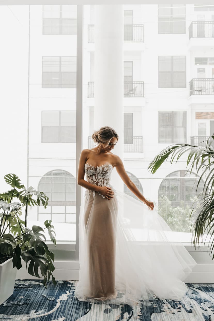 فستان زفاف بتطريز دانتيل رومانسي، كتف مكشوف، تول، تصميم خط A، فساتين عروس Ms2503262