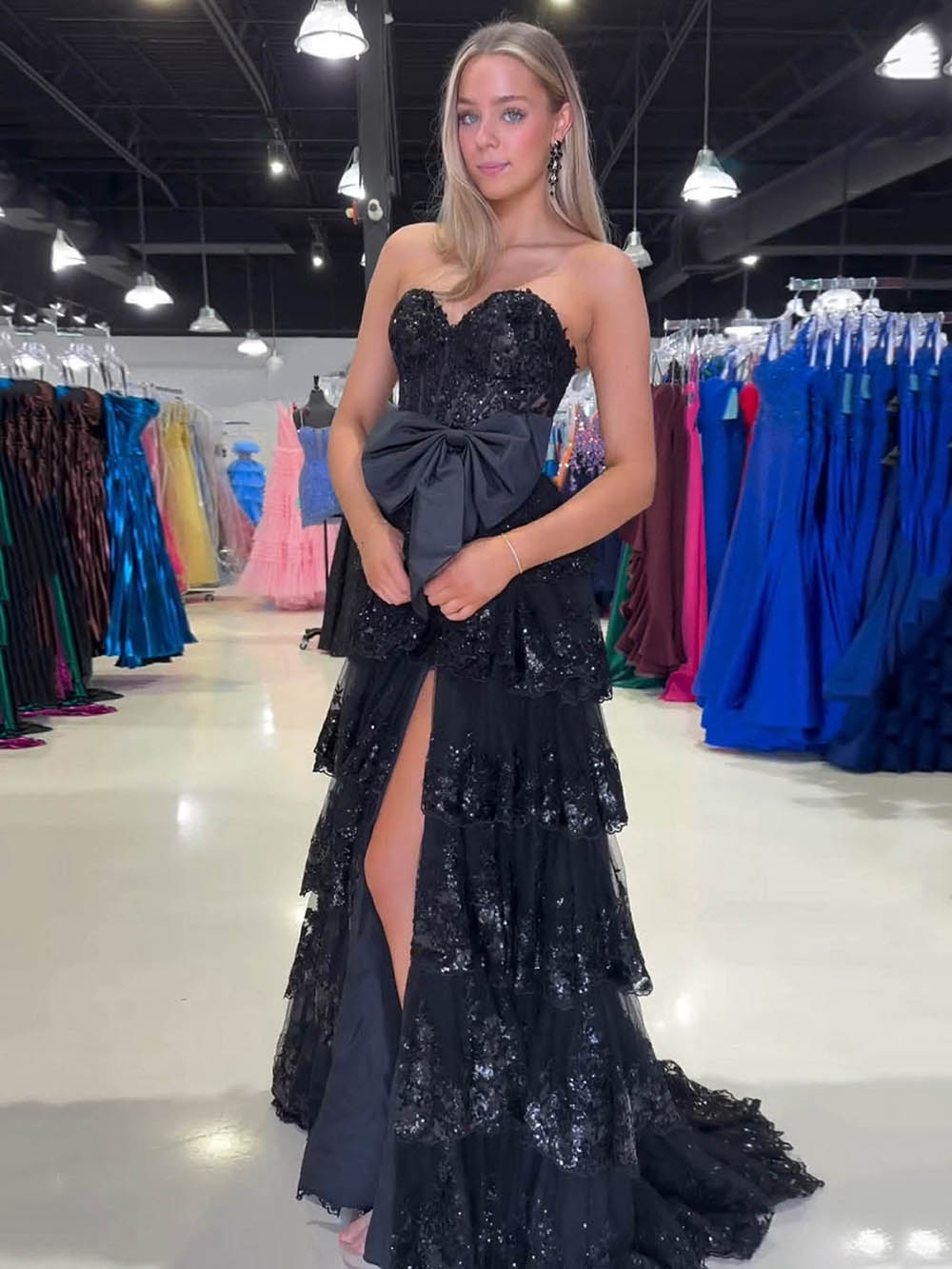 Unuŝultra Burgonja Fina Robo Longa Kun Fendo Formala Festa Robo Punta Aplikaĵa Vespera Robo por Adoleskantoj