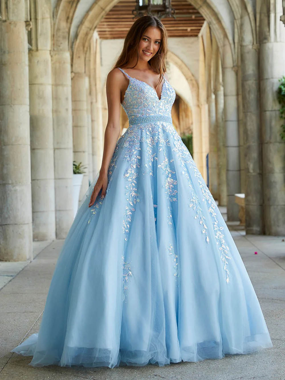 V Neck Ball Gown Lace Applique Prom Dress Spaghetti Straps Backless Formal Evening Gown Ms2601246