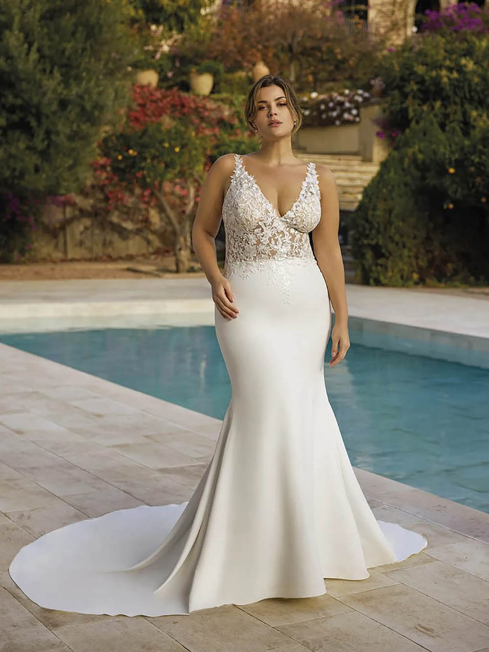Plus Size V Neck Mermaid Wedding Dress Backless Lace Appliqué Bridal Dress Ms26011910