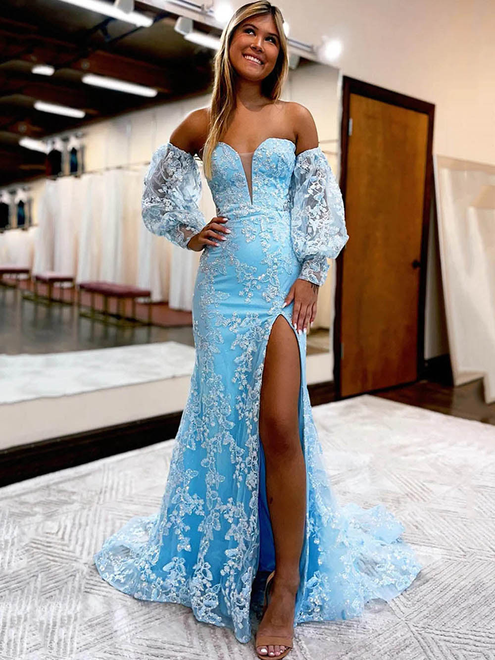 Robe de soirée longue en tulle à bretelles spaghetti et décolleté plongeant pour femme