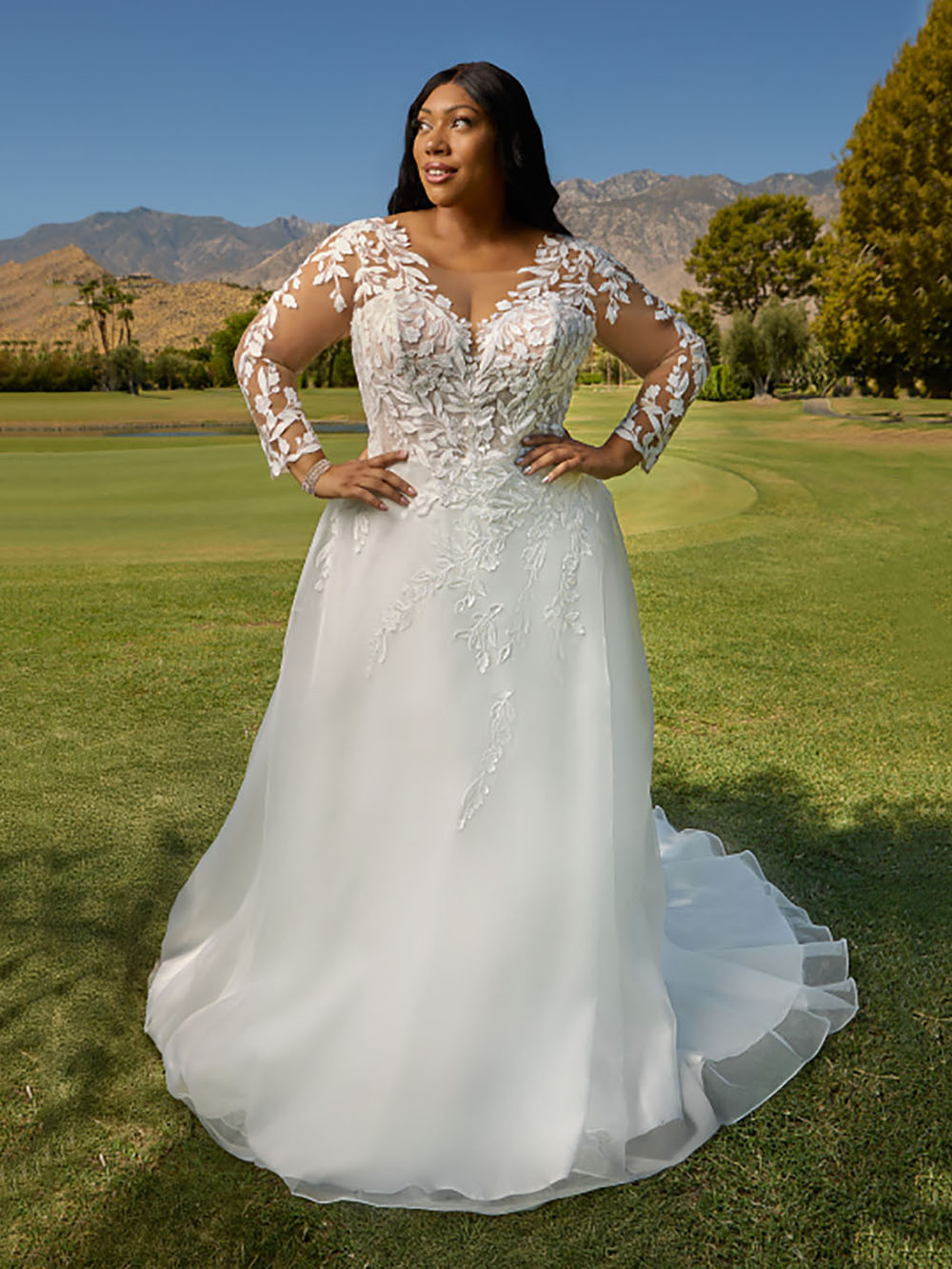 Robes de mariée à manches longues pour mariée Robes de mariée à col en V Robes de mariée en dentelle et tulle pour femmes avec traîne