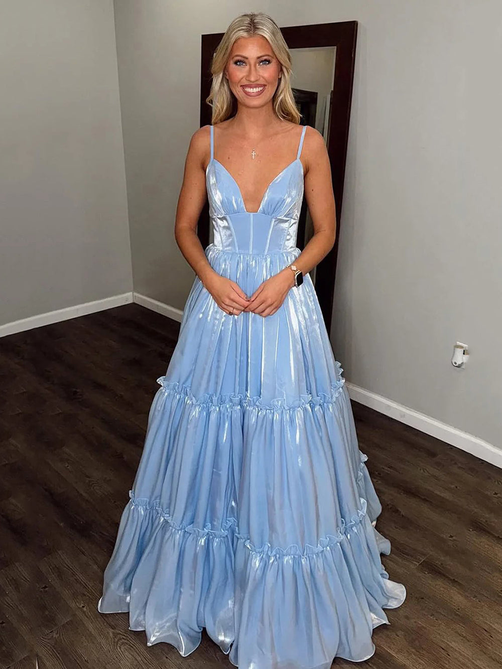 Robe de soirée longue en tulle à bretelles spaghetti et décolleté plongeant pour femme