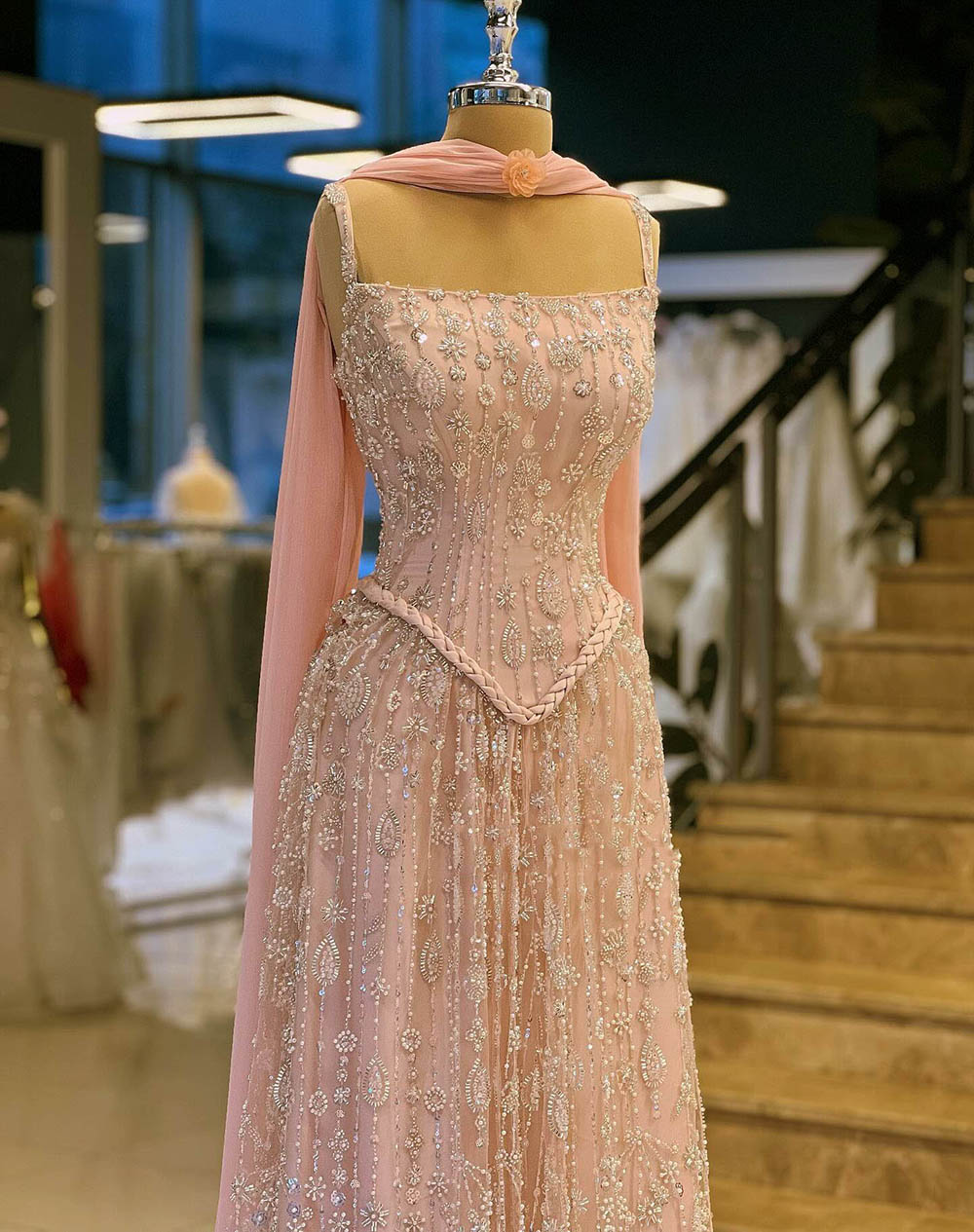 Robe de soirée longue en tulle à bretelles spaghetti et décolleté plongeant pour femme