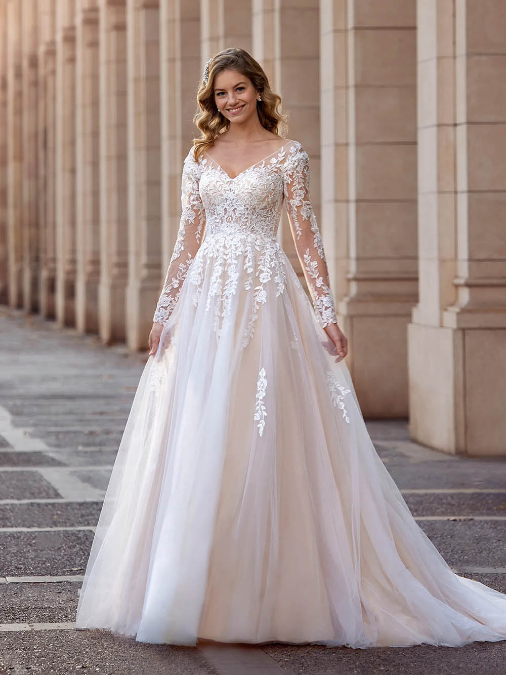 Plus Size Wedding Dress Long Sleeve V Neck Lace Appliqué Bridal Gown Ms2601193