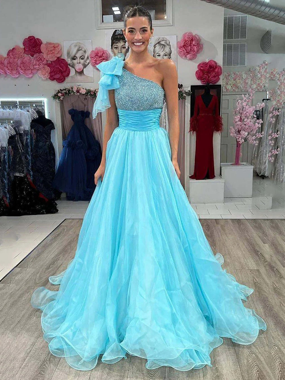 Robe de soirée longue en tulle à bretelles spaghetti et décolleté plongeant pour femme