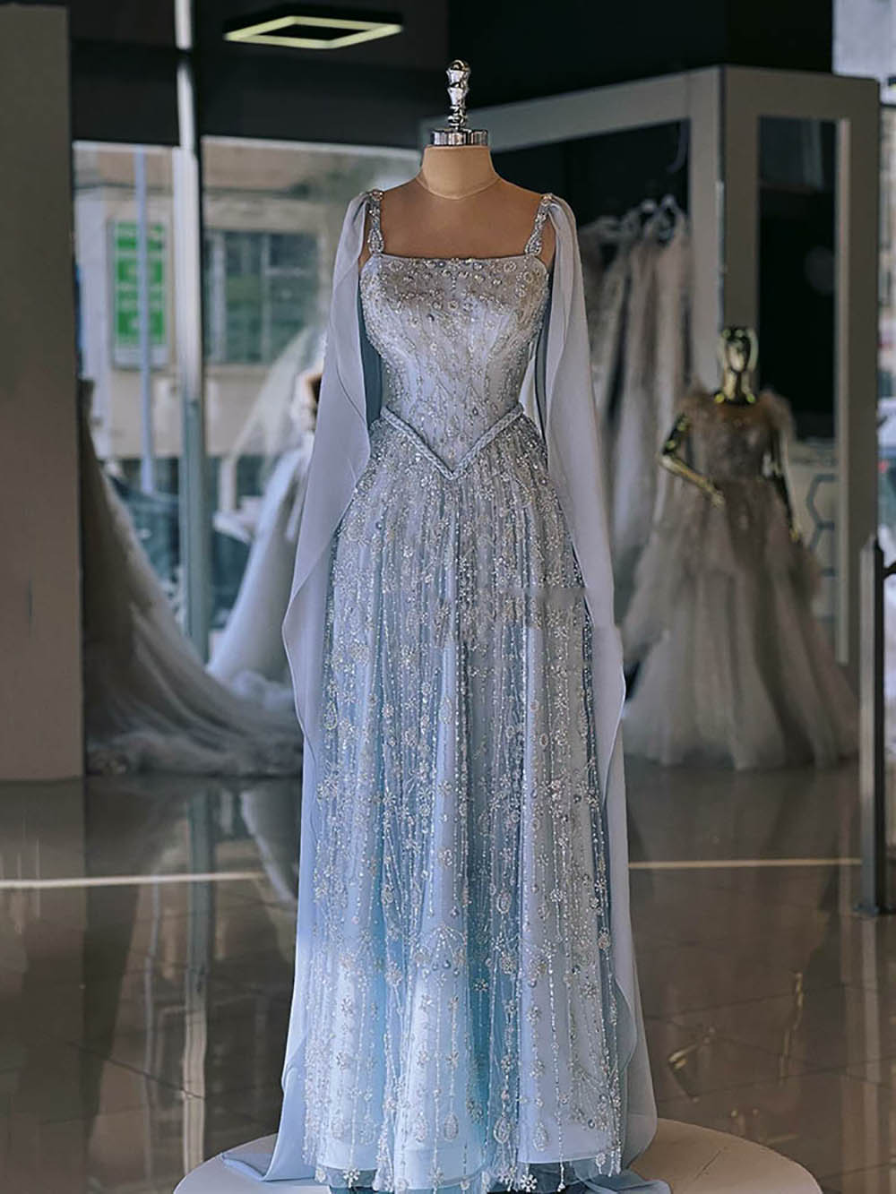 Robe de soirée longue en tulle à bretelles spaghetti et décolleté plongeant pour femme