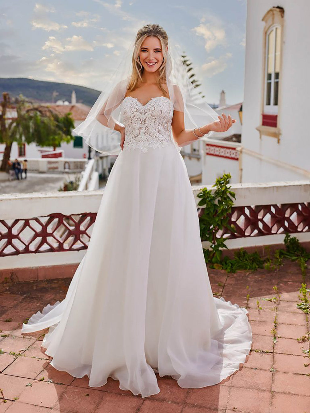 Robes de mariée à manches longues pour mariée Robes de mariée à col en V Robes de mariée en dentelle et tulle pour femmes avec traîne