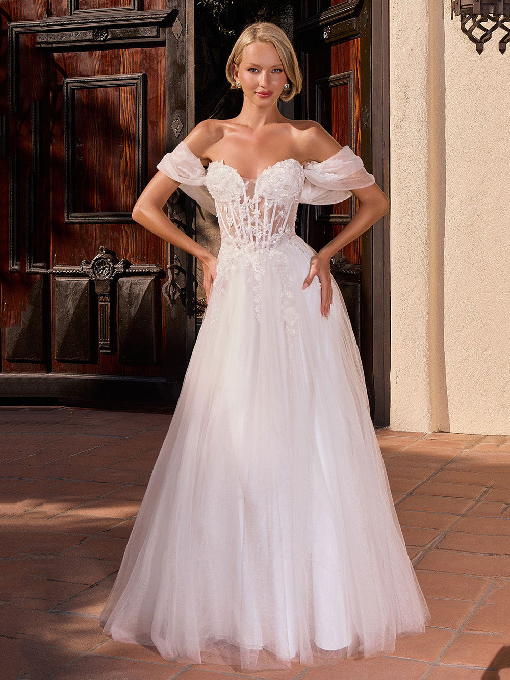 Abito da sposa con applicazioni in pizzo romantico, scollo a spalle scoperte, tulle, linea ad A, mod. Ms2503262