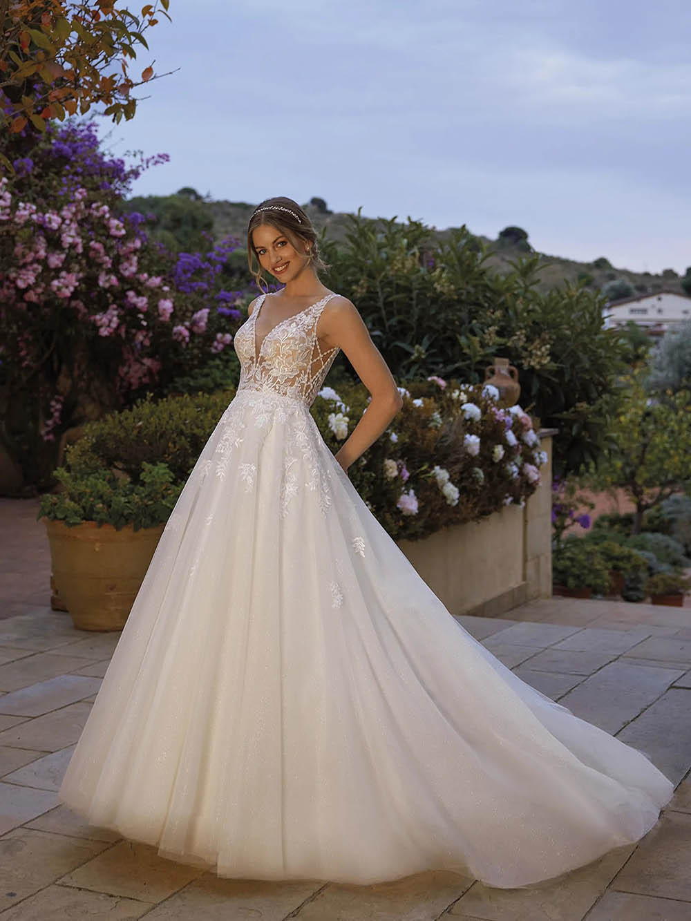 Vestido de novia con apliques de encaje romántico, escote off shoulder, tul en línea A, vestidos de novia Ms2503262