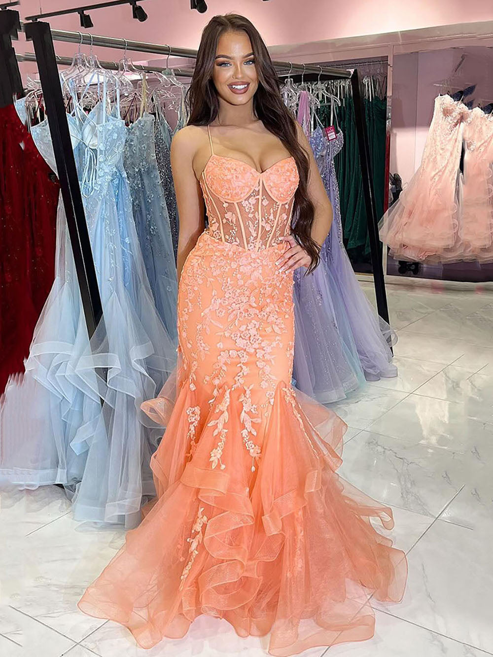 Robe de soirée longue en tulle à bretelles spaghetti et décolleté plongeant pour femme