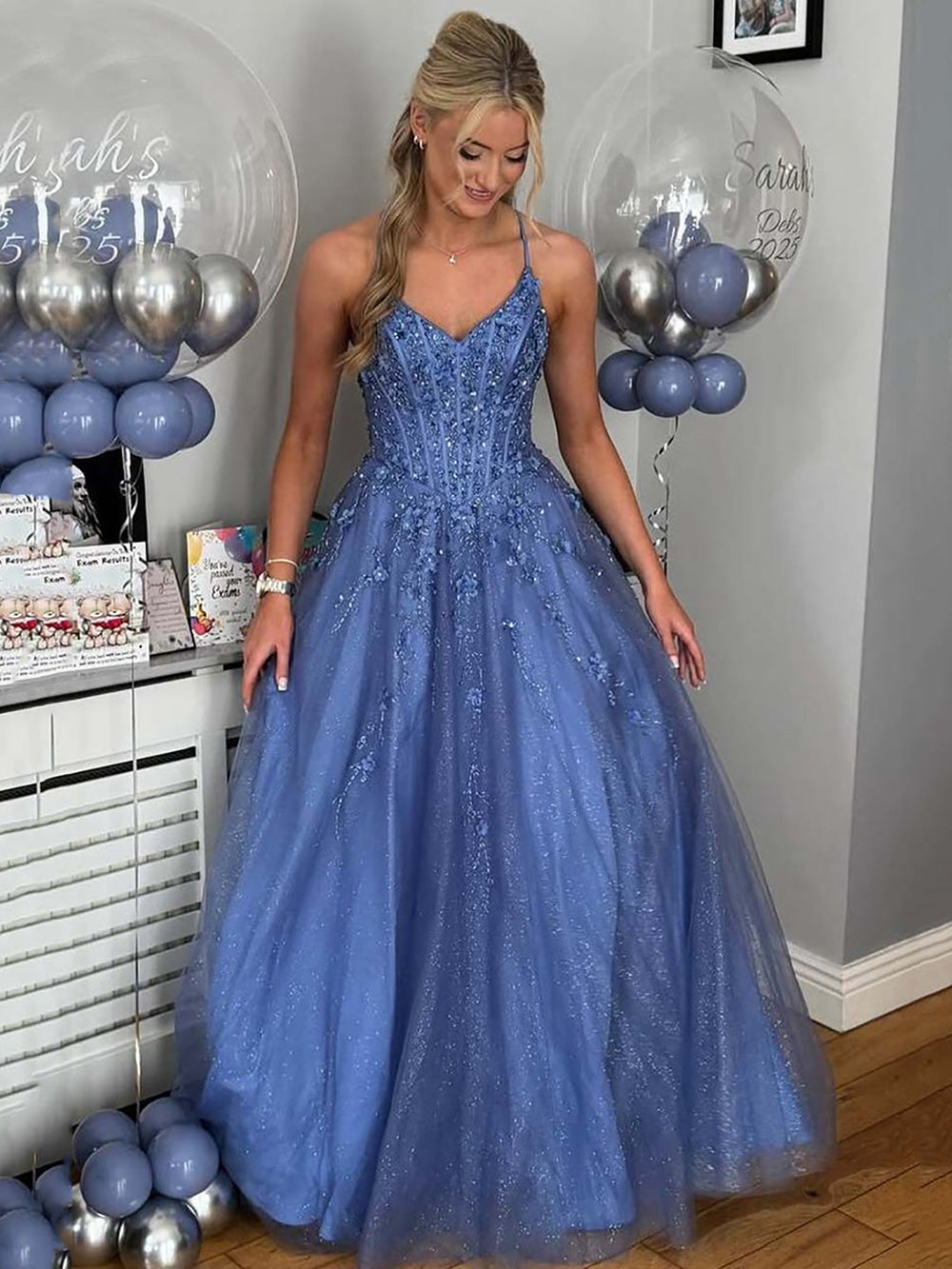 Robe de soirée longue en tulle à bretelles spaghetti et décolleté plongeant pour femme