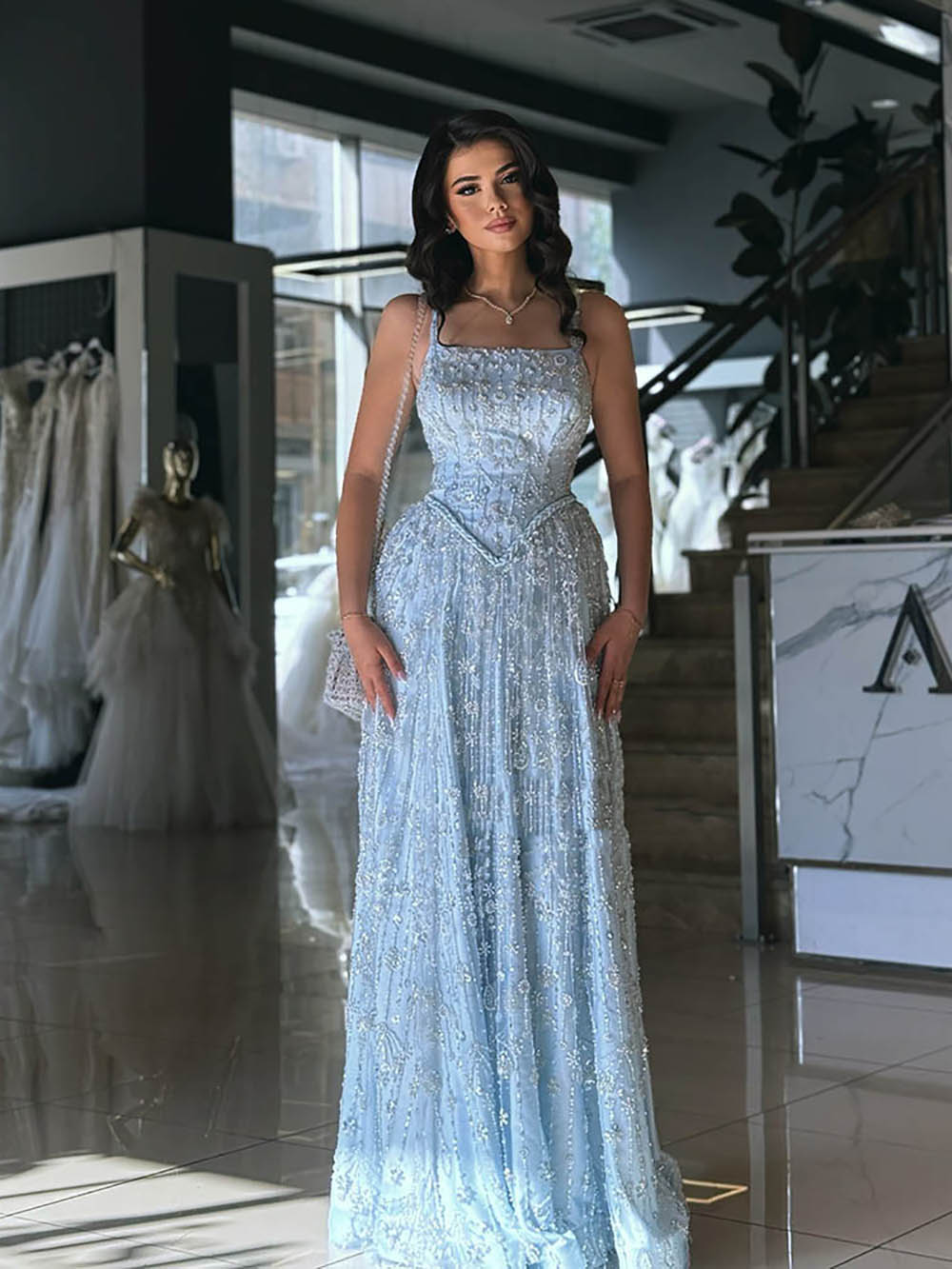 Robe de soirée longue en tulle à bretelles spaghetti et décolleté plongeant pour femme