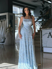 Robe de soirée longue en tulle à bretelles spaghetti et décolleté plongeant pour femme