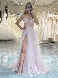 Eleganta Tavoligita Pilko-Robo Finbalo-Robo Senmanika kun Puntaj Aplikaĵoj kaj Falbaj Formalaj Roboj Ms2504071