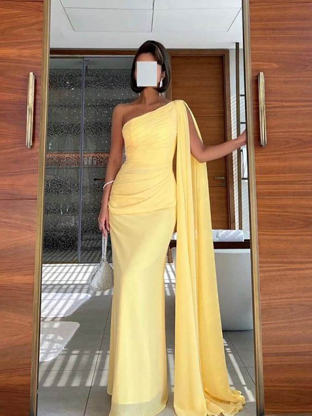 Robe de soirée longue à paillettes asymétrique avec fente et paillettes