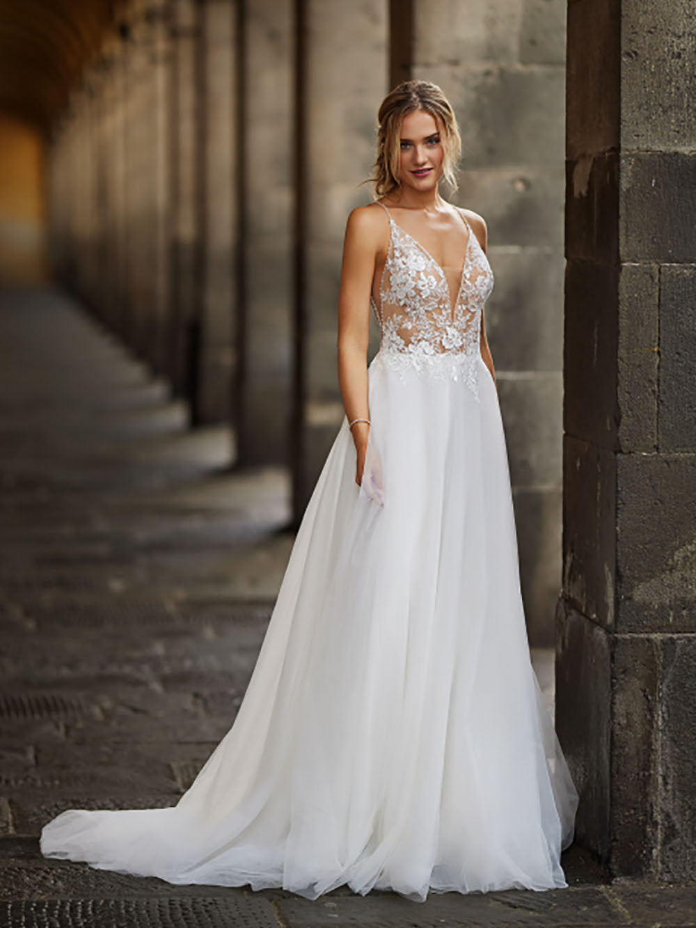 فستان زفاف بتطريز دانتيل رومانسي، كتف مكشوف، تول، تصميم خط A، فساتين عروس Ms2503262