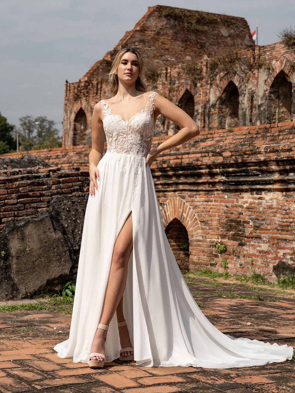 Vestido de novia línea A con hombros descubiertos 2025, vestido nupcial de satén y encaje con mangas largas y abertura Ms2504231