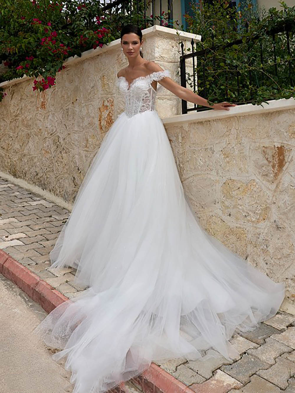 Vestido de novia con apliques de encaje romántico, escote off shoulder, tul en línea A, vestidos de novia Ms2503262