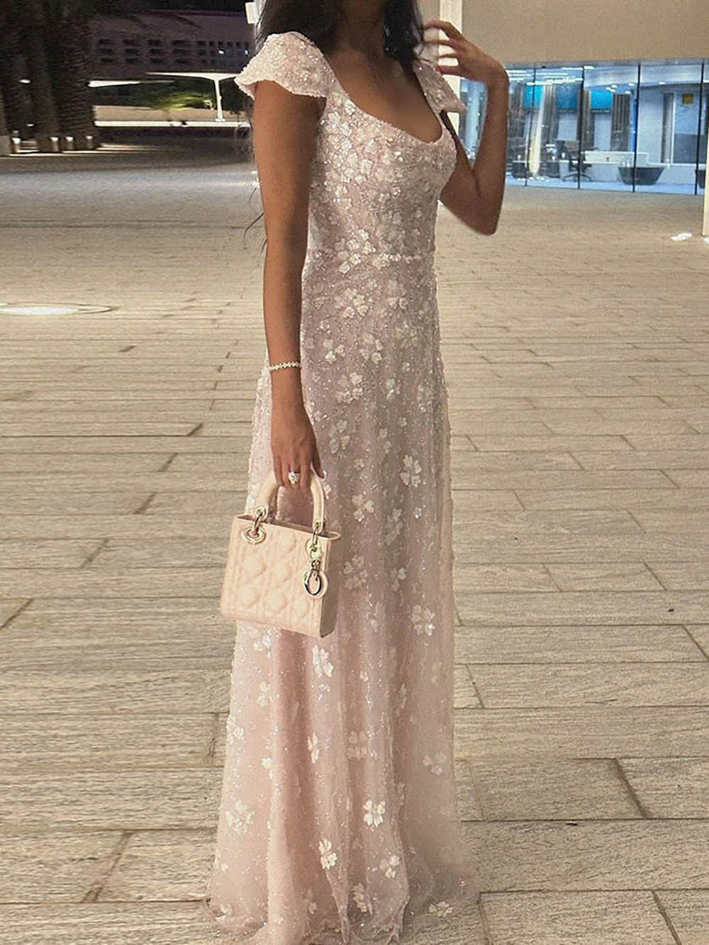 Robe de soirée longue en tulle à bretelles spaghetti et décolleté plongeant pour femme