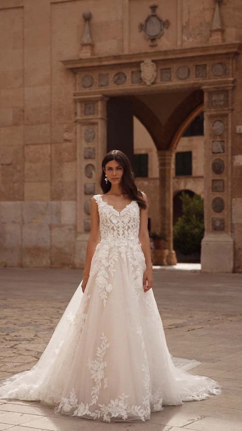 Abito da sposa con applicazioni in pizzo romantico, scollo a spalle scoperte, tulle, linea ad A, mod. Ms2503262