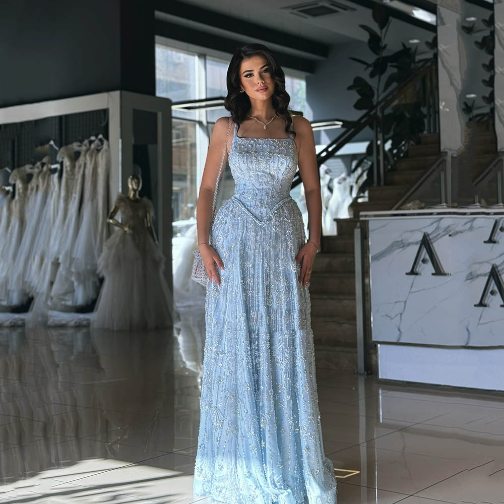 Robe de soirée longue en tulle à bretelles spaghetti et décolleté plongeant pour femme