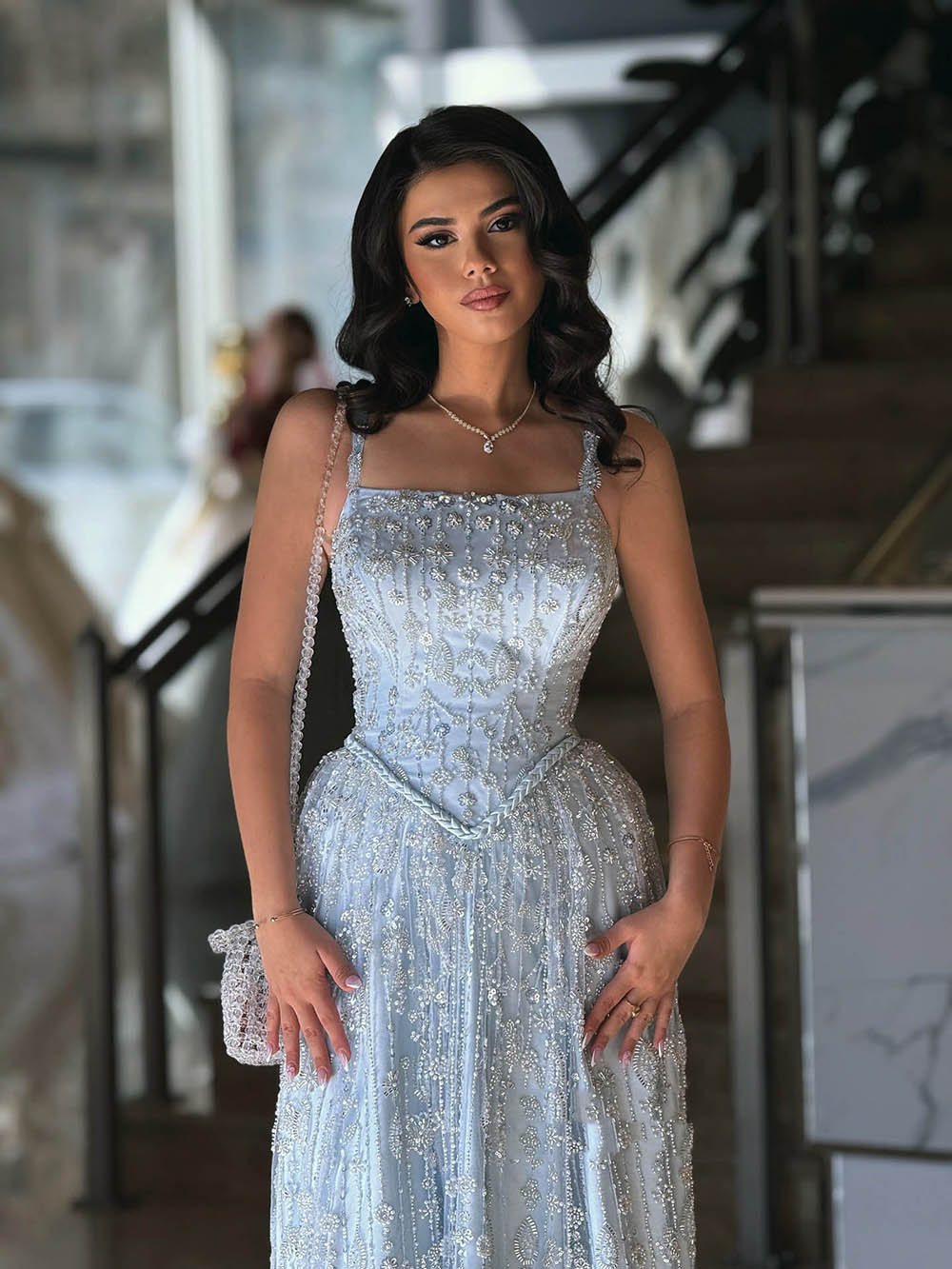 Robe de soirée longue en tulle à bretelles spaghetti et décolleté plongeant pour femme