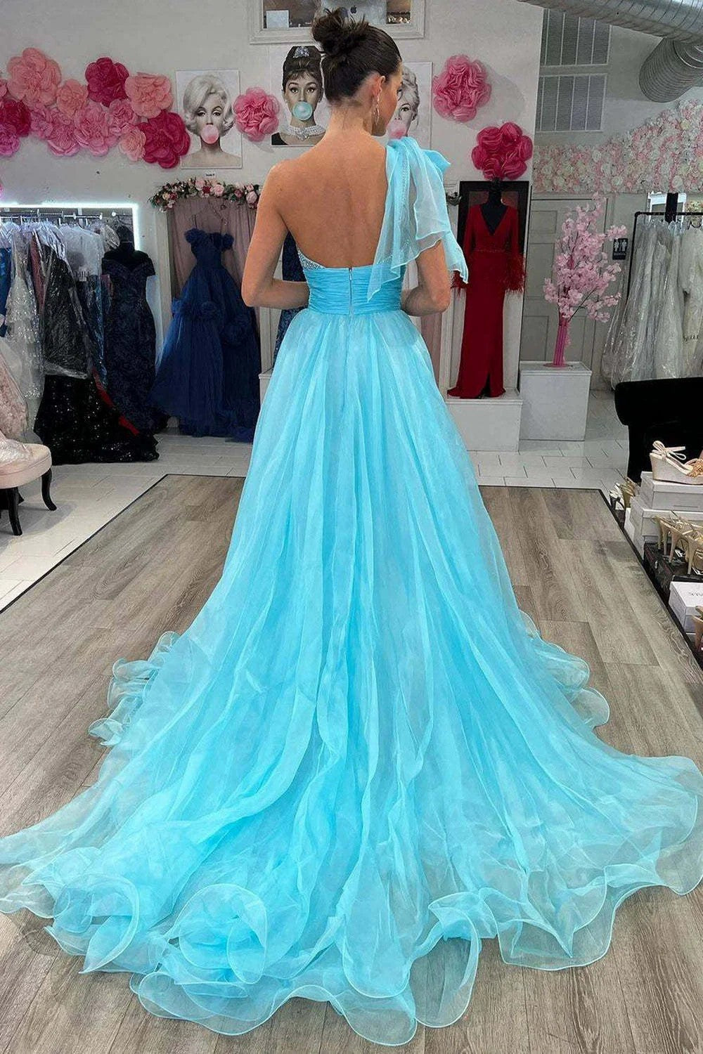 Robe de soirée longue en tulle à bretelles spaghetti et décolleté plongeant pour femme