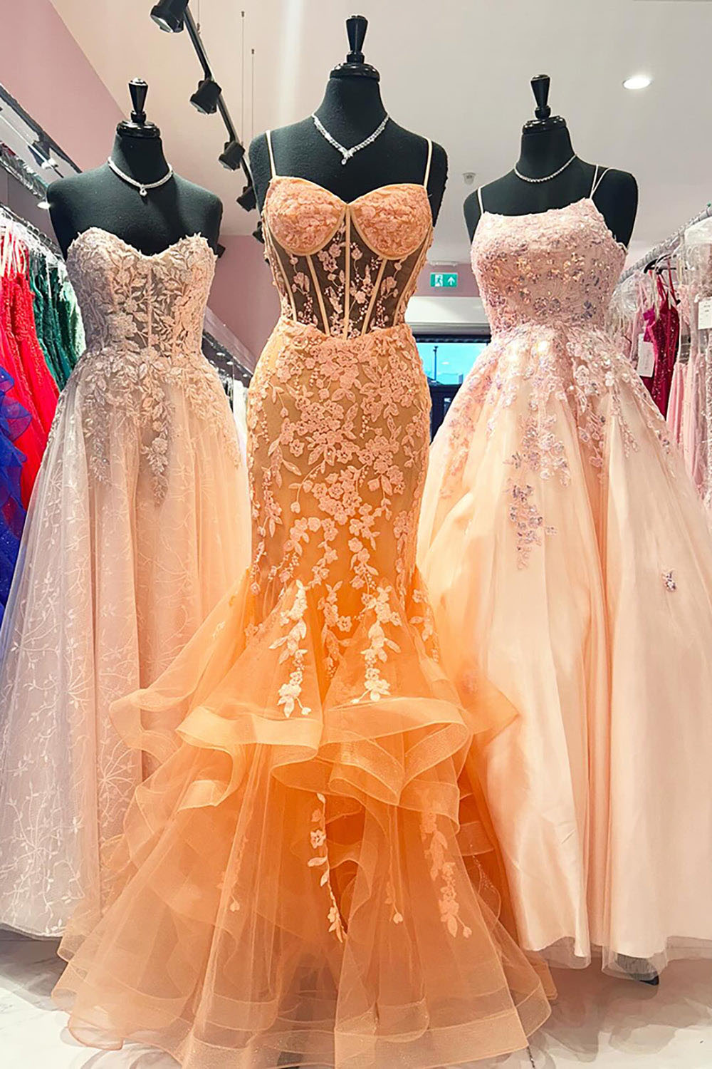 Robe de soirée longue en tulle à bretelles spaghetti et décolleté plongeant pour femme
