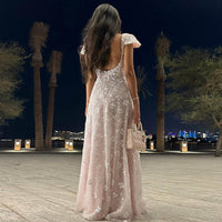 Robe de soirée longue en tulle à bretelles spaghetti et décolleté plongeant pour femme