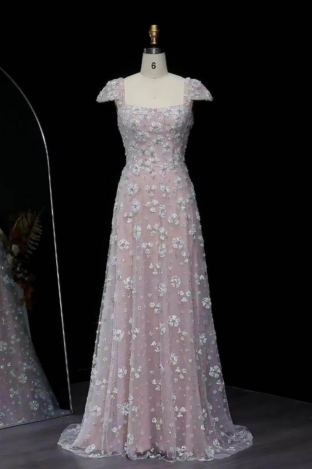 Robe de soirée longue en tulle à bretelles spaghetti et décolleté plongeant pour femme