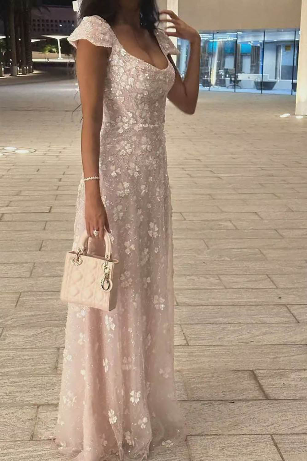 Robe de soirée longue en tulle à bretelles spaghetti et décolleté plongeant pour femme