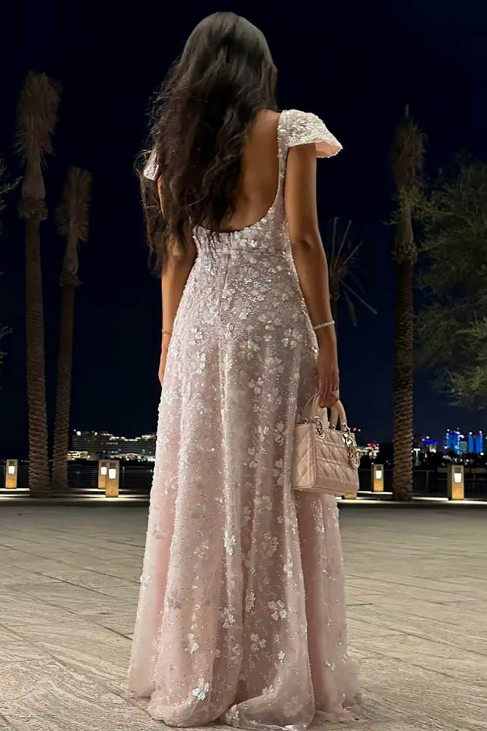 Robe de soirée longue en tulle à bretelles spaghetti et décolleté plongeant pour femme
