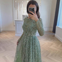 Robe de soirée longue en tulle à bretelles spaghetti et décolleté plongeant pour femme