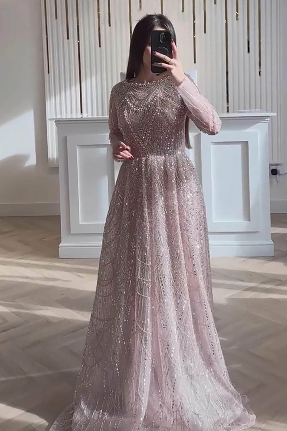 Robe de soirée longue en tulle à bretelles spaghetti et décolleté plongeant pour femme
