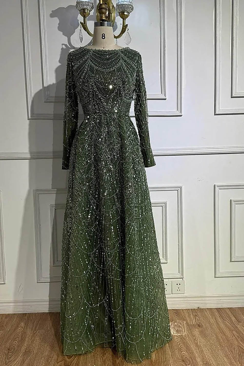 Robe de soirée longue en tulle à bretelles spaghetti et décolleté plongeant pour femme
