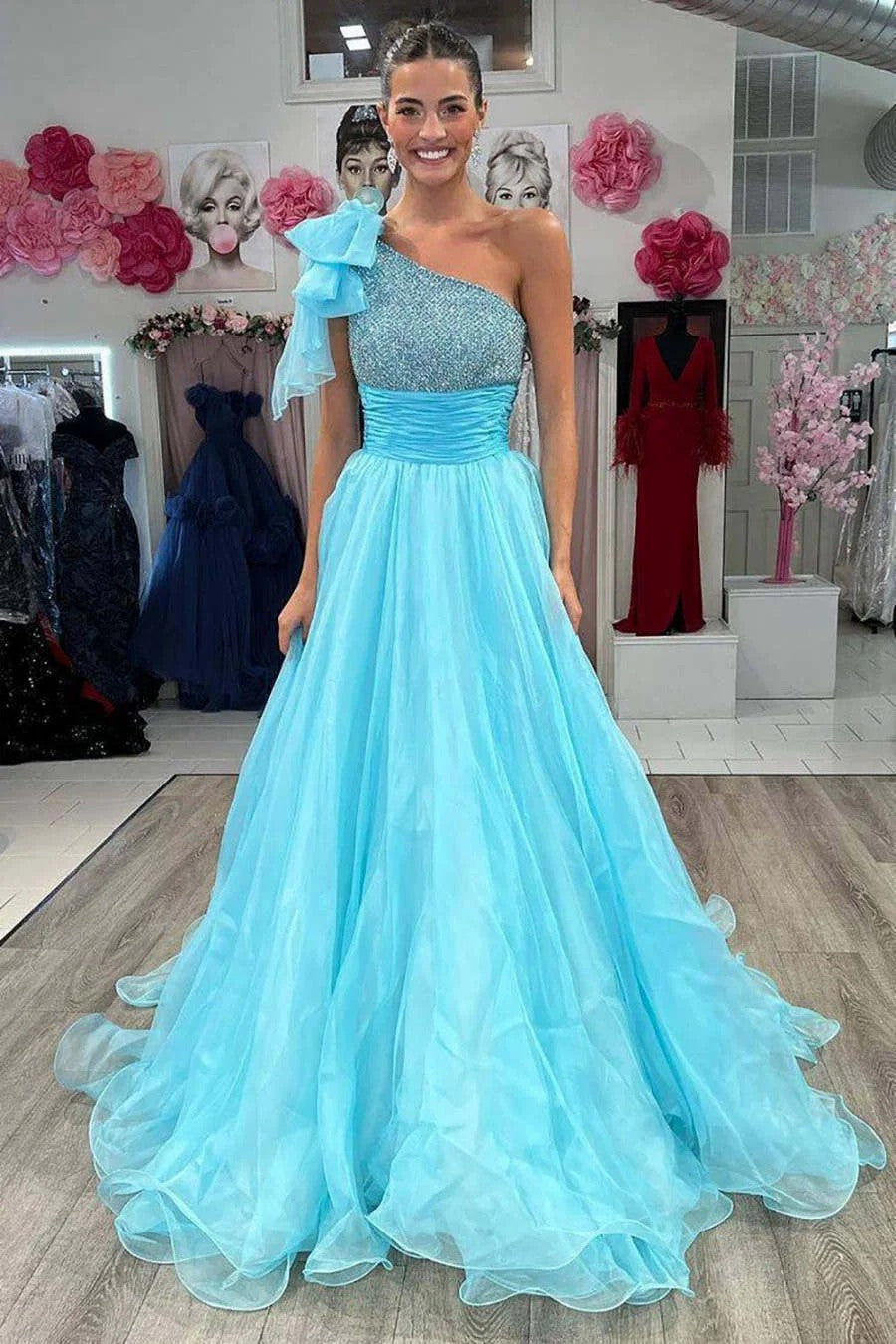 Robe de soirée longue en tulle à bretelles spaghetti et décolleté plongeant pour femme